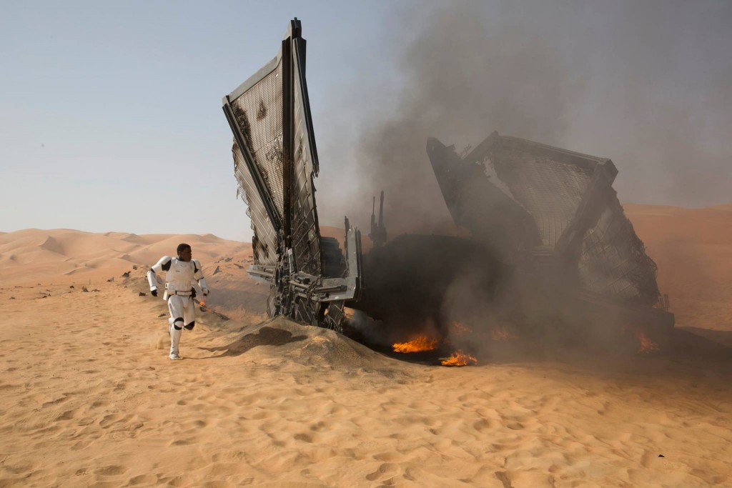 finn-and-the-crashed-tie-fighter-on-jakku